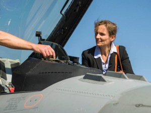 Netherlands Ambassador to Iraq Jeanette Seppen with a Dutch F-16 in the Middle East (Dutch MoD)