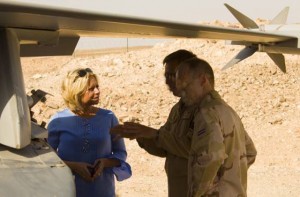Defence minister Jeanine Hennis-Plasschaert visits Dutch F-16 crews in the Middle East, May 15 2015 (Dutch MoD)