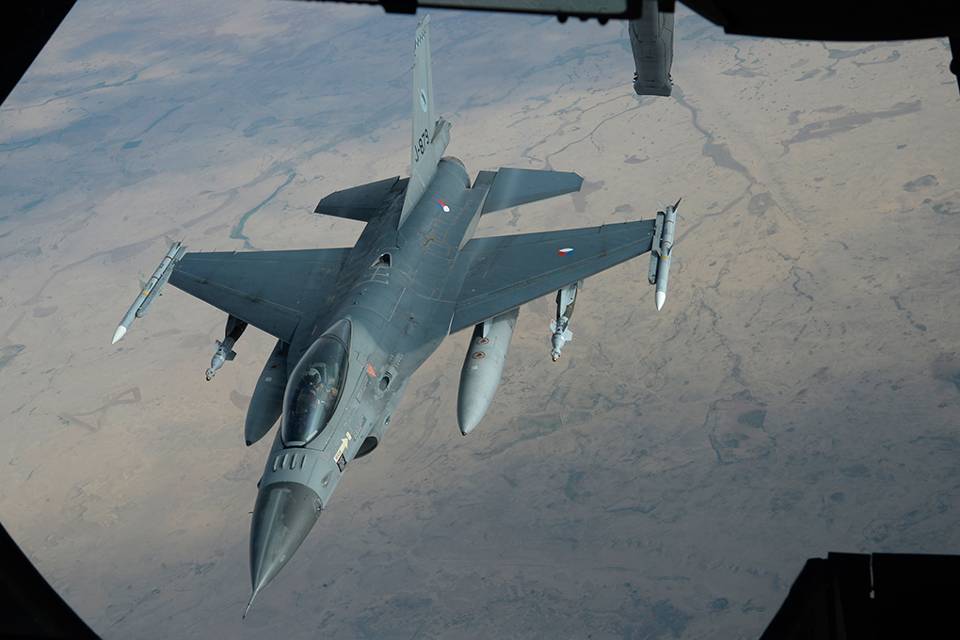 A Netherlands F-16 refuels over the Middle East (Dutch MoD)
