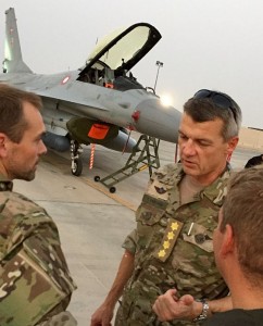 Defence chief General Peter Bartram visiting F-16s in Kuwait, Augusst 2015(Danish MoD)