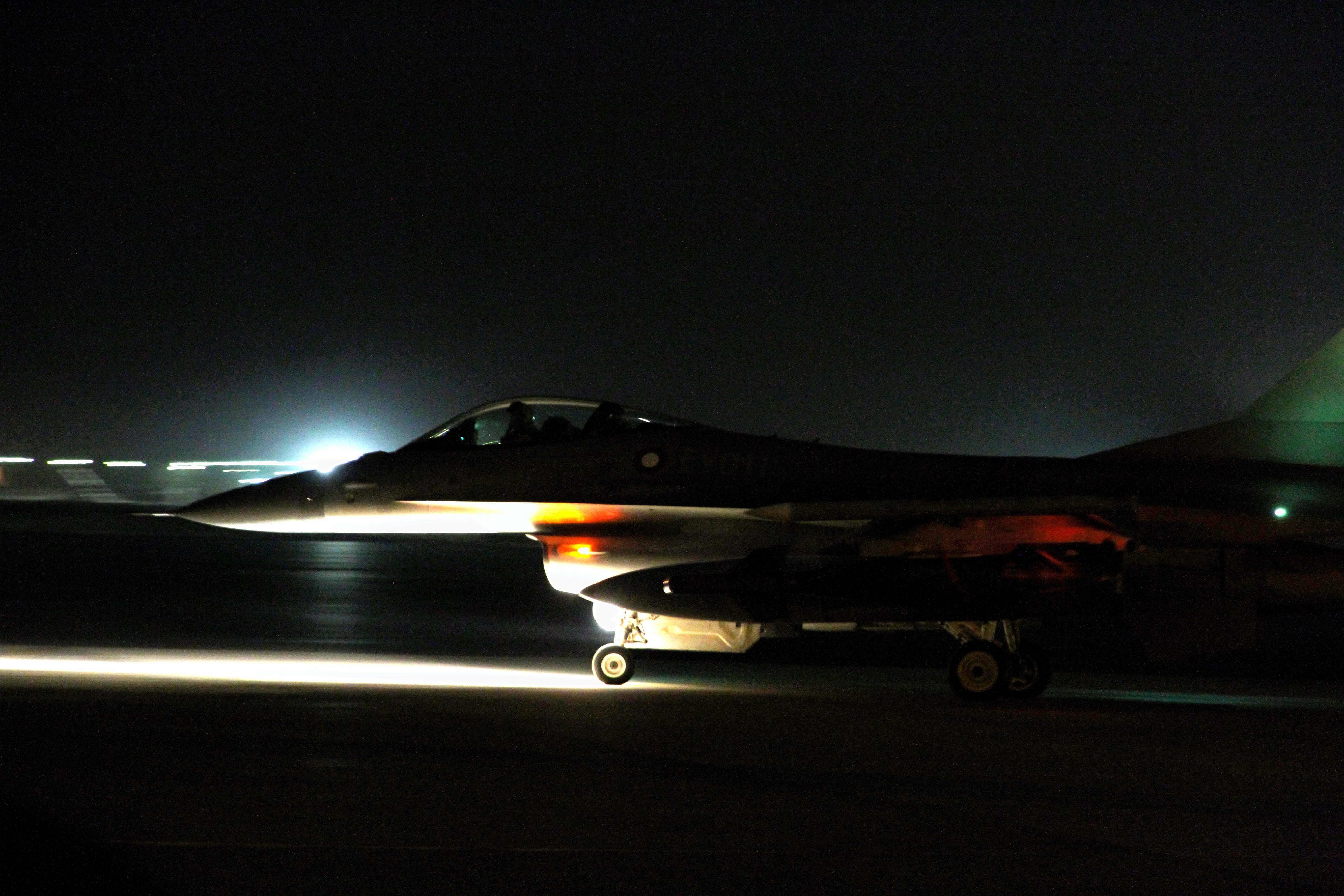 A Danish F-16 ytakes off on its last combat mission over Iraq, September 929 2015 (Denmark MoD/ )