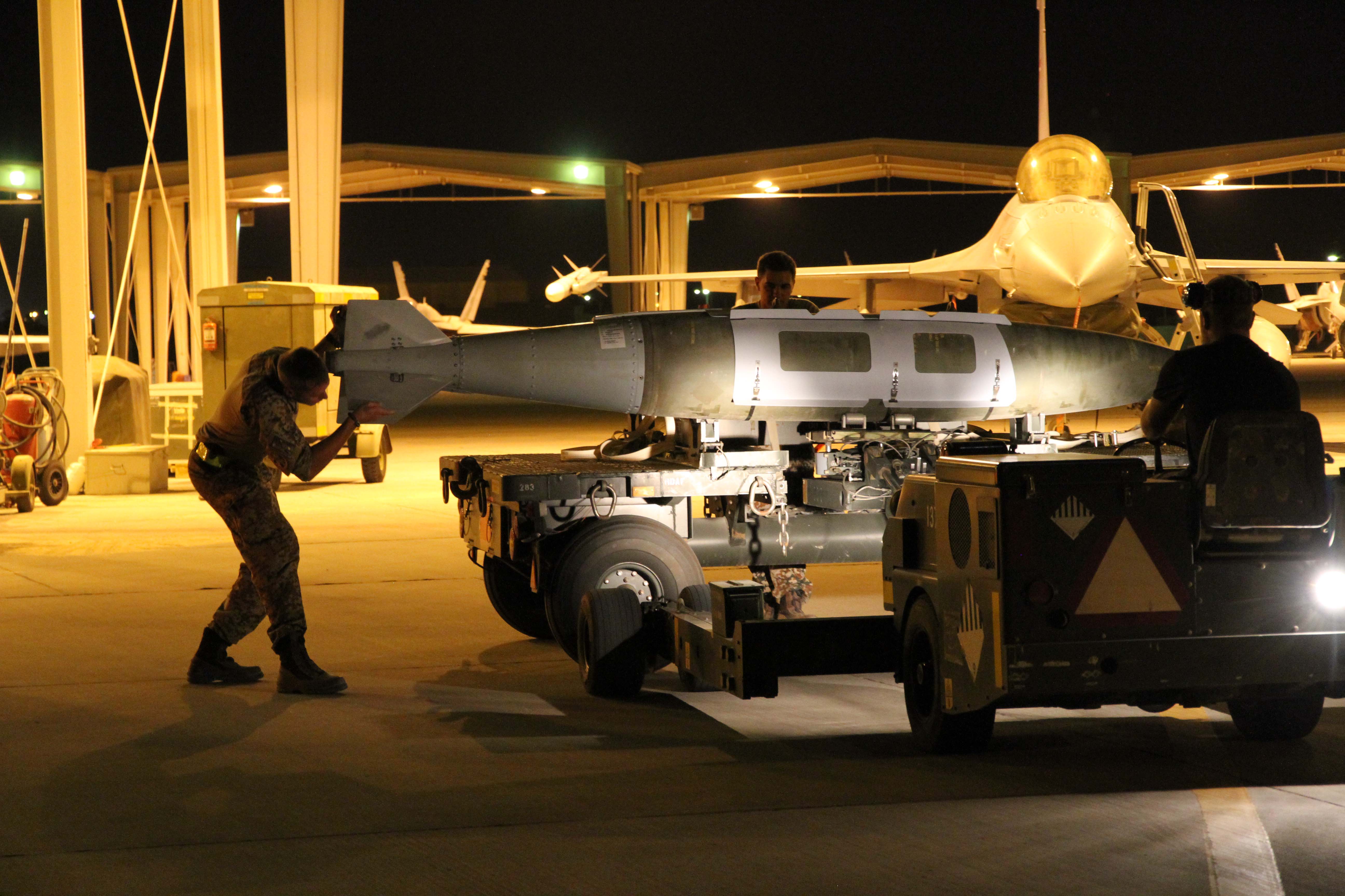 Danish aircrew load a 2,000lb bomb onto an F-16 for its last Iraq mission (Dabnish MoD/ )