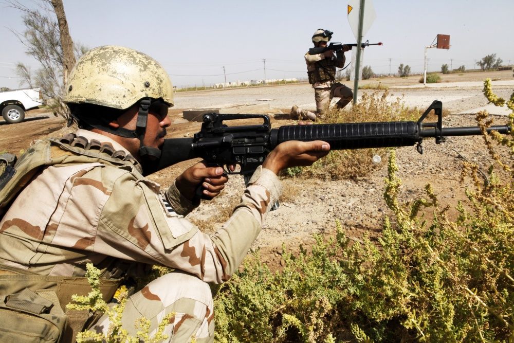 Iraqi soldiers with the 34th Armored Brigade provide security during personal security detail training at Camp Taji, Iraq, July 26, 2016 (US Army)