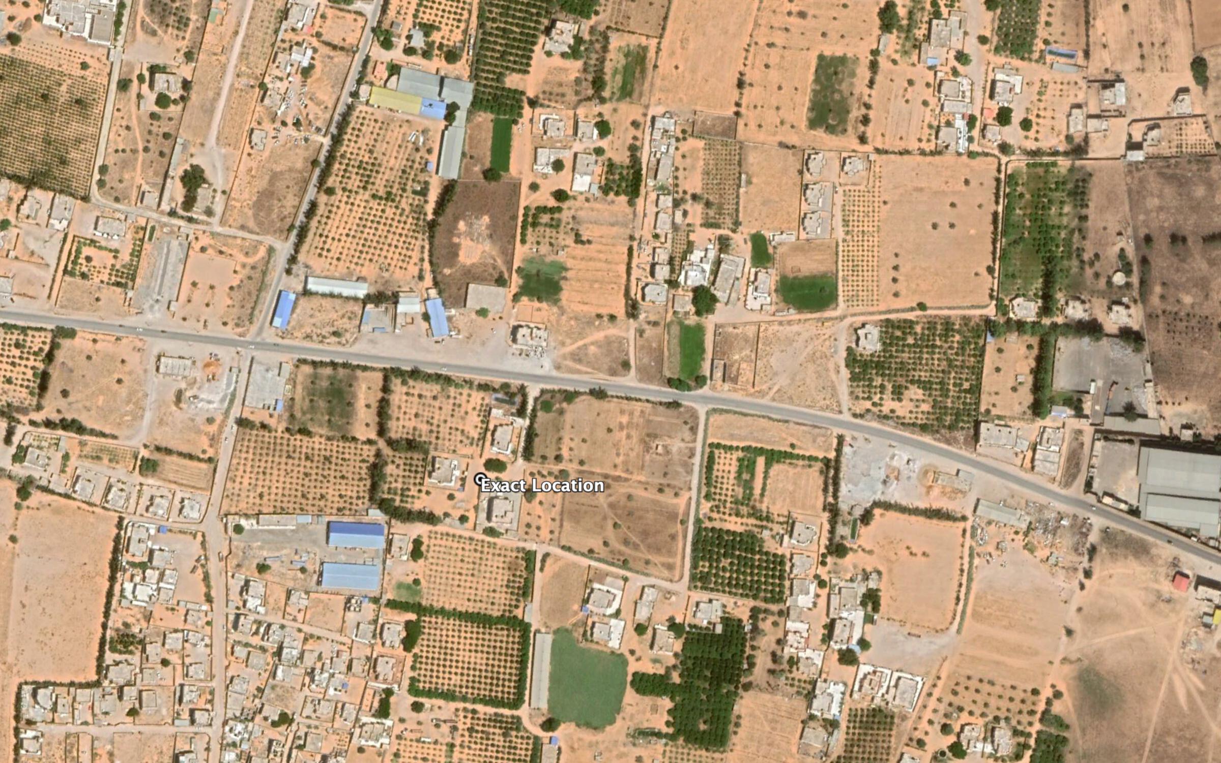 Reports of the incident mention a residential building being struck in the vicinity of Al Manara Road (طريق المنارة), within the town of Qaser Bin Ghashir (قصر بن غشير). One source, Tk Yahrouq Kl shy, posted visual material indicating the exact location of this strike. Analyzing audio-visual material from sources, we are able to confirm this location.