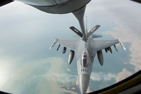 A U.S. Air Force F-16 Fighting Falcon receives fuel from a KC-135R Stratotanker while flying over Iraq in support of Operation Inherent Resolve April 29, 2016. (US DoD)