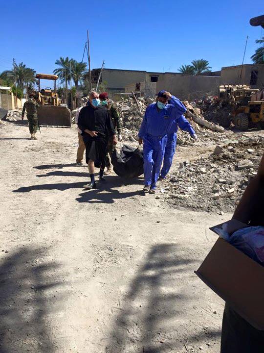 An image shows the bodies of the family are removed following an airstrike on January 1st 2016 (via Al Anbar News)