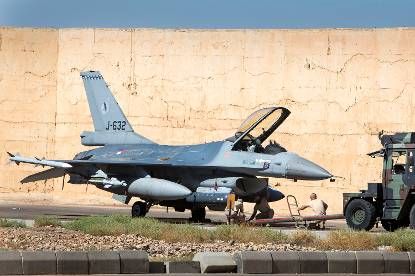 'Dutch soldiers perform maintenance on an F16 in the Middle East (September 2015).' [via Dutch MoD]