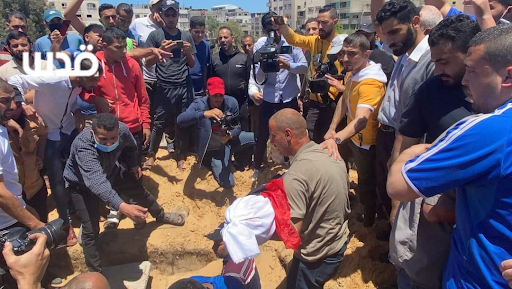 Burial of the 10 women and children killed in Israeli strikes on Al Shati camp on May 15th, 2021. (Image posted by @qudsn)