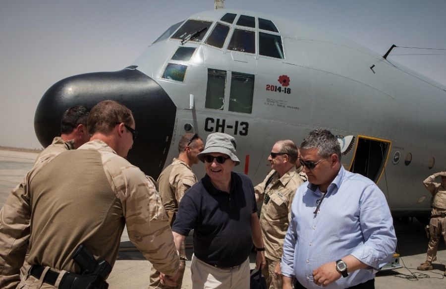 Defence minister Steven Vandeput makes a surprise visit to Belgian military trainers in Iraq, June 3 2015 (Belgian MoD)