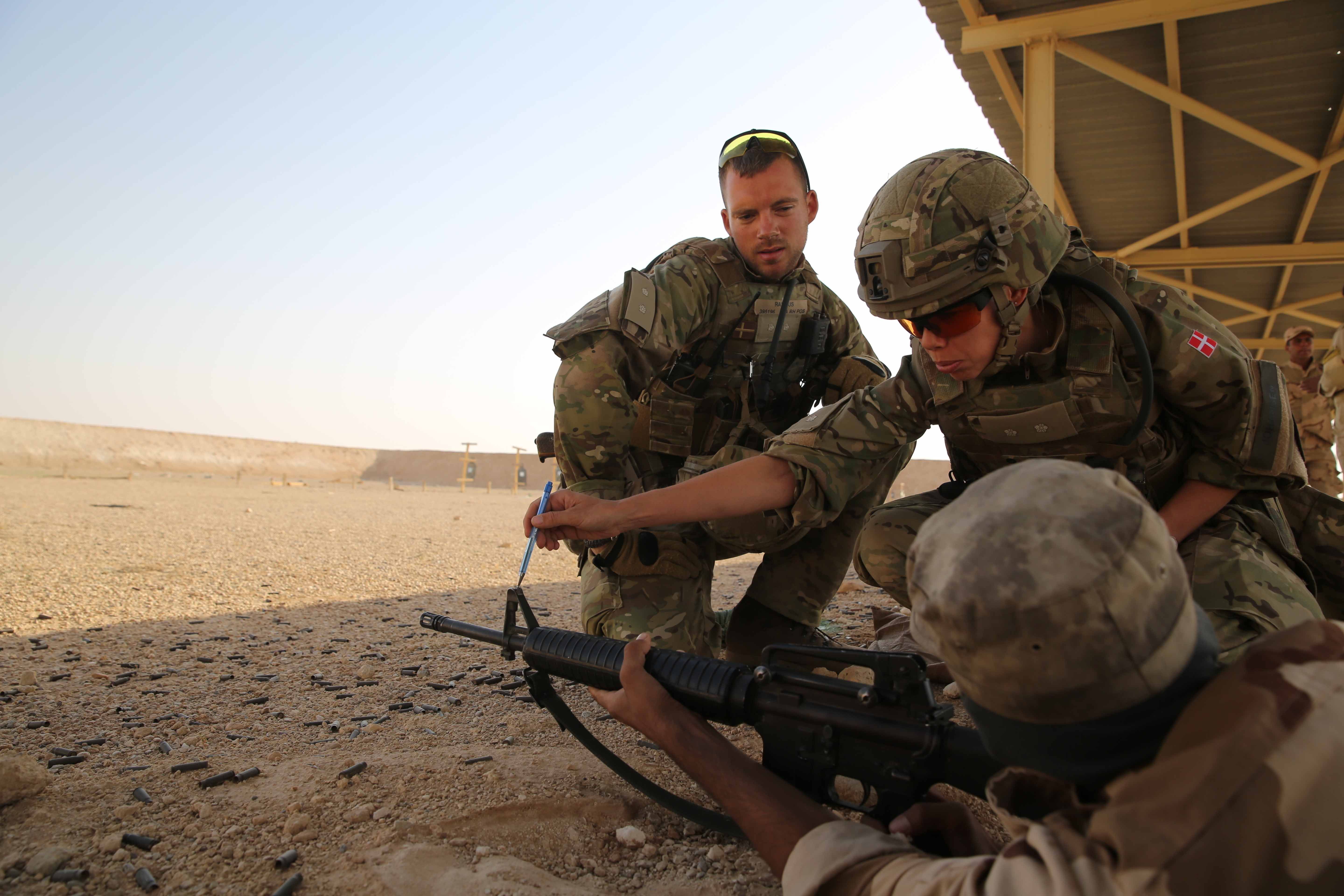 Danish military trainers with an Iraqi soldier, August 2015 (DoD)
