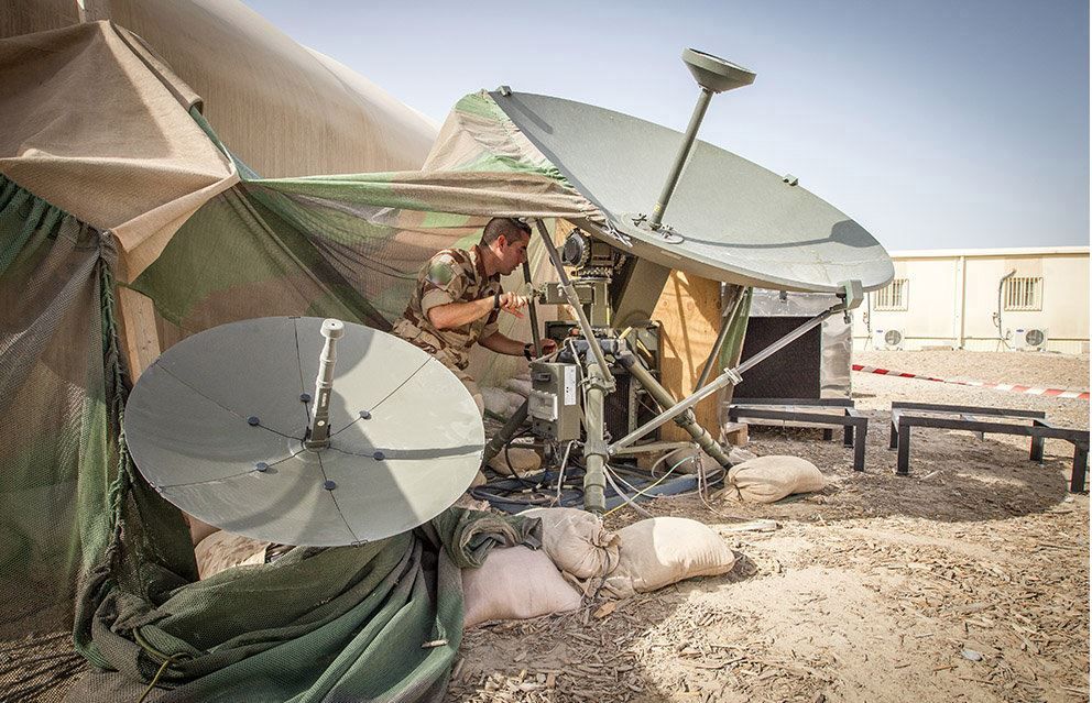 An airman adjusts a satellite dish at a French facility in Kuwait (Ministère de la Défense)