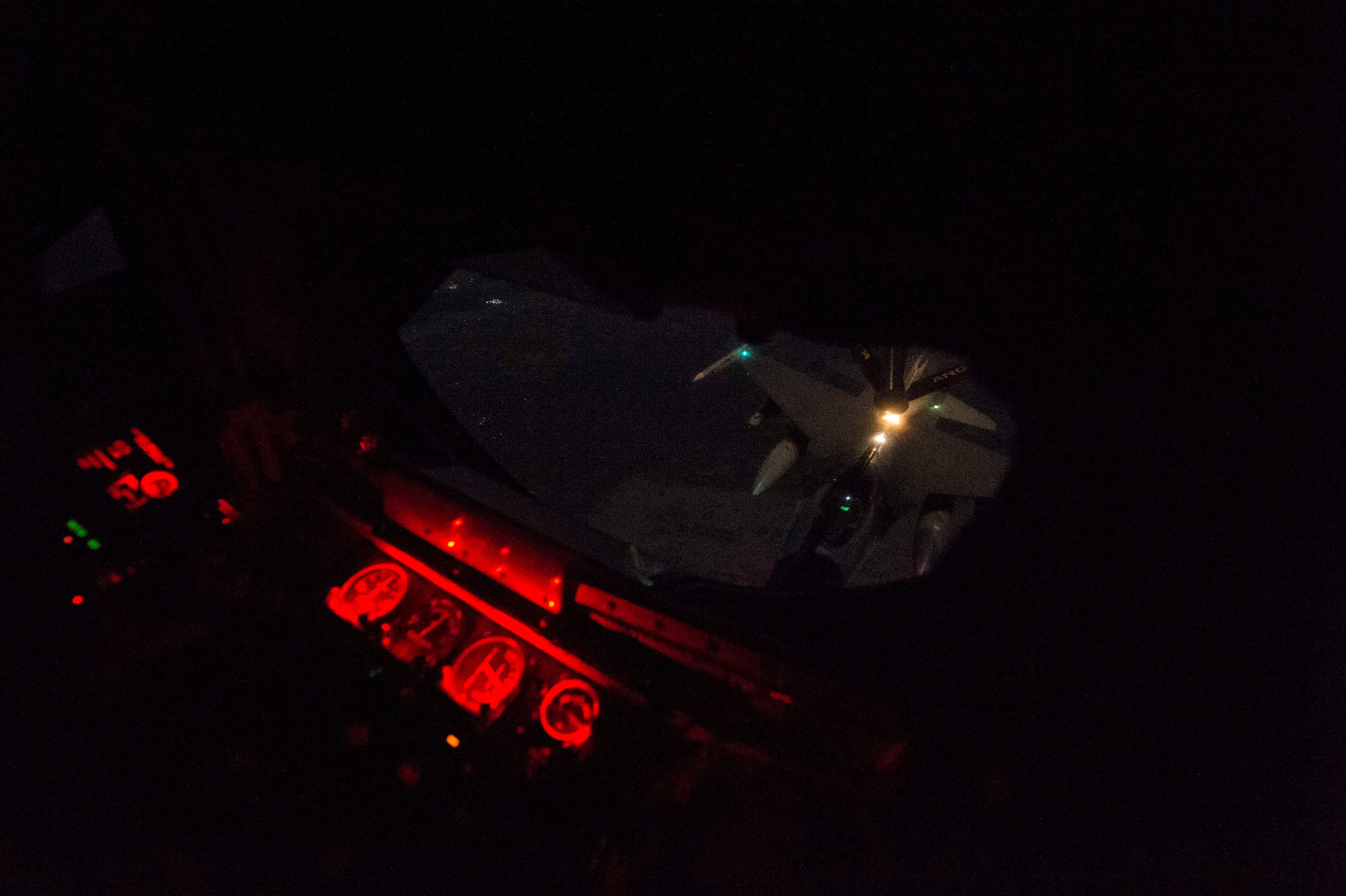 A US F-16 refules over the Middle East, November 23 2015 (USAF/ Staff Sgt. Corey Hook)