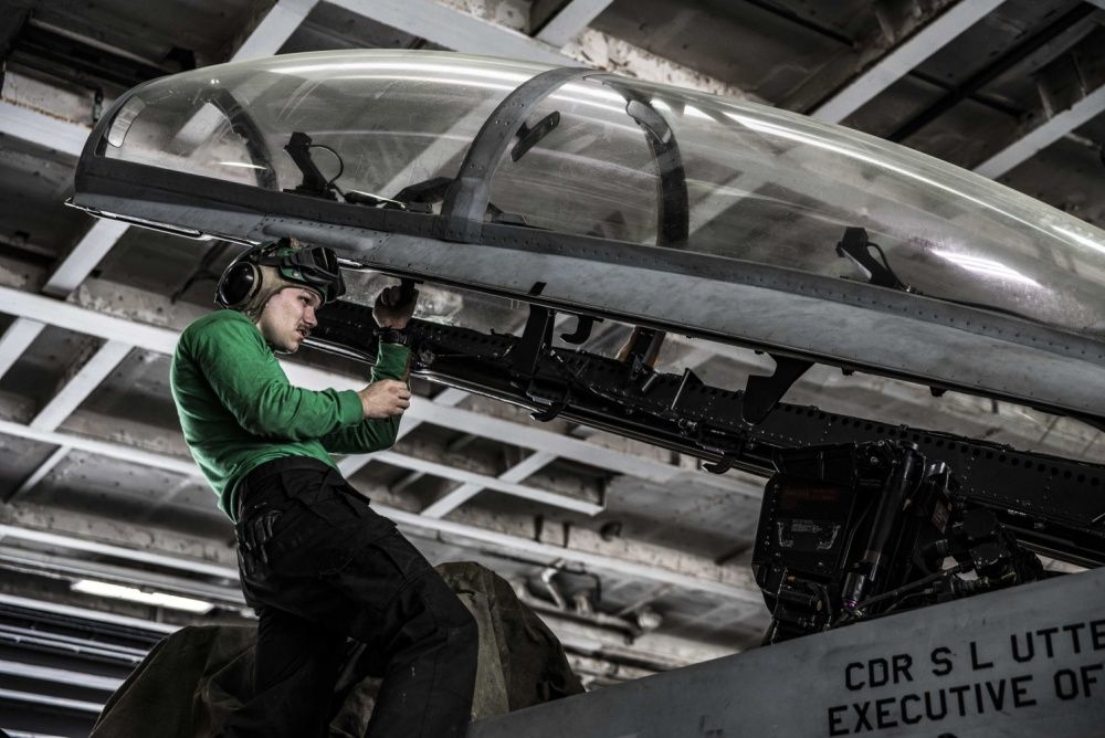 An inspection for corrosion is carried out on the canopy of an F/A-18F Super Hornet, Nov 25th (US Navy)