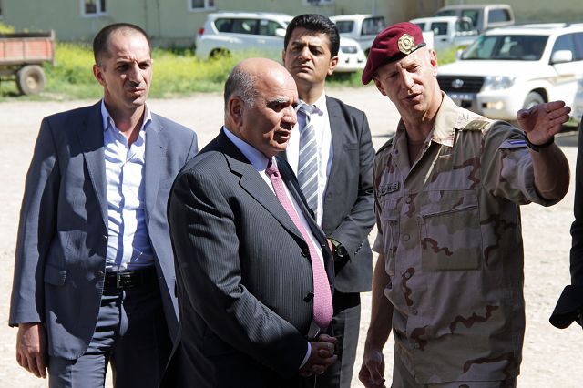 Kurdish official Fuad Hussain meets Dutch military trainers in Irbi, Iraq April 2015 (Dutch MoD)