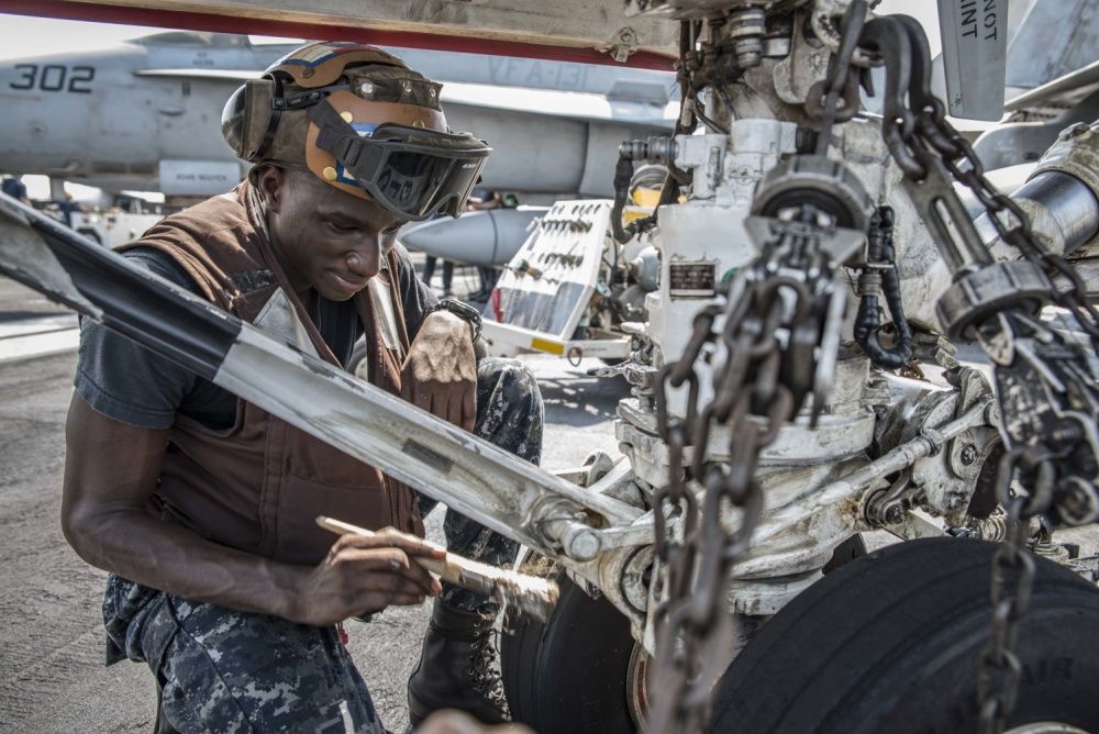 Cleaning of the landing gear of an F/A-18C Hornet (US Navy)