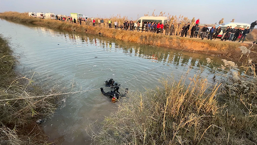 Divers looking at the car accident scene, where the vehicle reportedly fell in an irrigation canal on December 16th 2022. Photo: Orient News