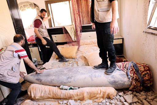 Crews work to remove the unexploded Israeli missile that landed in the home of Muhammad and Munis Muhareb east of Ma’an area on May 20, 2021. (Image posted by @PalinfoAr)