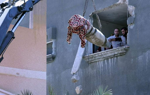 Crews work to remove the unexploded Israeli missile that landed in the home of Muhammad and Munis Muhareb east of Ma’an area on May 20, 2021. (Image posted by @1MahmoudAbdel)