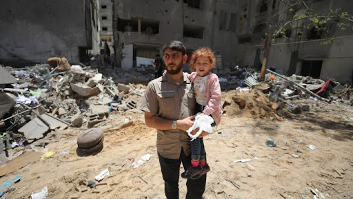 Alaa Abu Hatab and his 4-year-old daughter Maria were the only members of a family of 7 to survive after their house was destroyed by Israeli attacks [Getty]