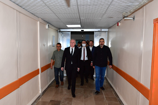 @gantepvalilgi tweeted that the Governor Davut Gul visited the injured soldiers in hospital (Image via Twitter)