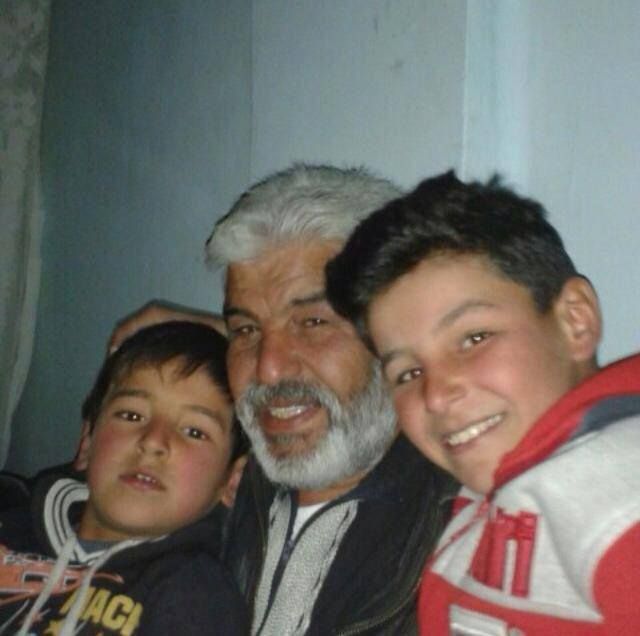 'Abd Al Ali al Saleh with his children who were killed yesterday evening in Russian strikes' (via Deir Ezzor is Being Slaughtered Silently)