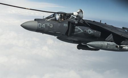 A U.S. Marine Corps AV-8B Harrier II refuels over Iraq in support of Operation Inherent Resolve, March 21, 2016 (US DoD)