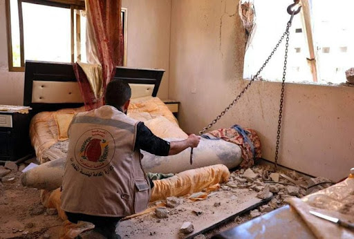 Crews work to remove the unexploded Israeli missile that landed in the home of Muhammad and Munis Muhareb east of Ma’an area on May 20, 2021. (Image posted by @1MahmoudAbdel)