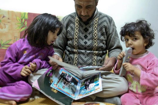 Mahmoud Zarooq with his two daughters in 2011 (Human Rights Watch/Sidney Kwiram)