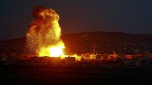 Iraqyoon reports Coalition airstrikes in several neighbourhoods in Western Mosul, which reportedly killed up to 30 civilians (via Iraqyoon)