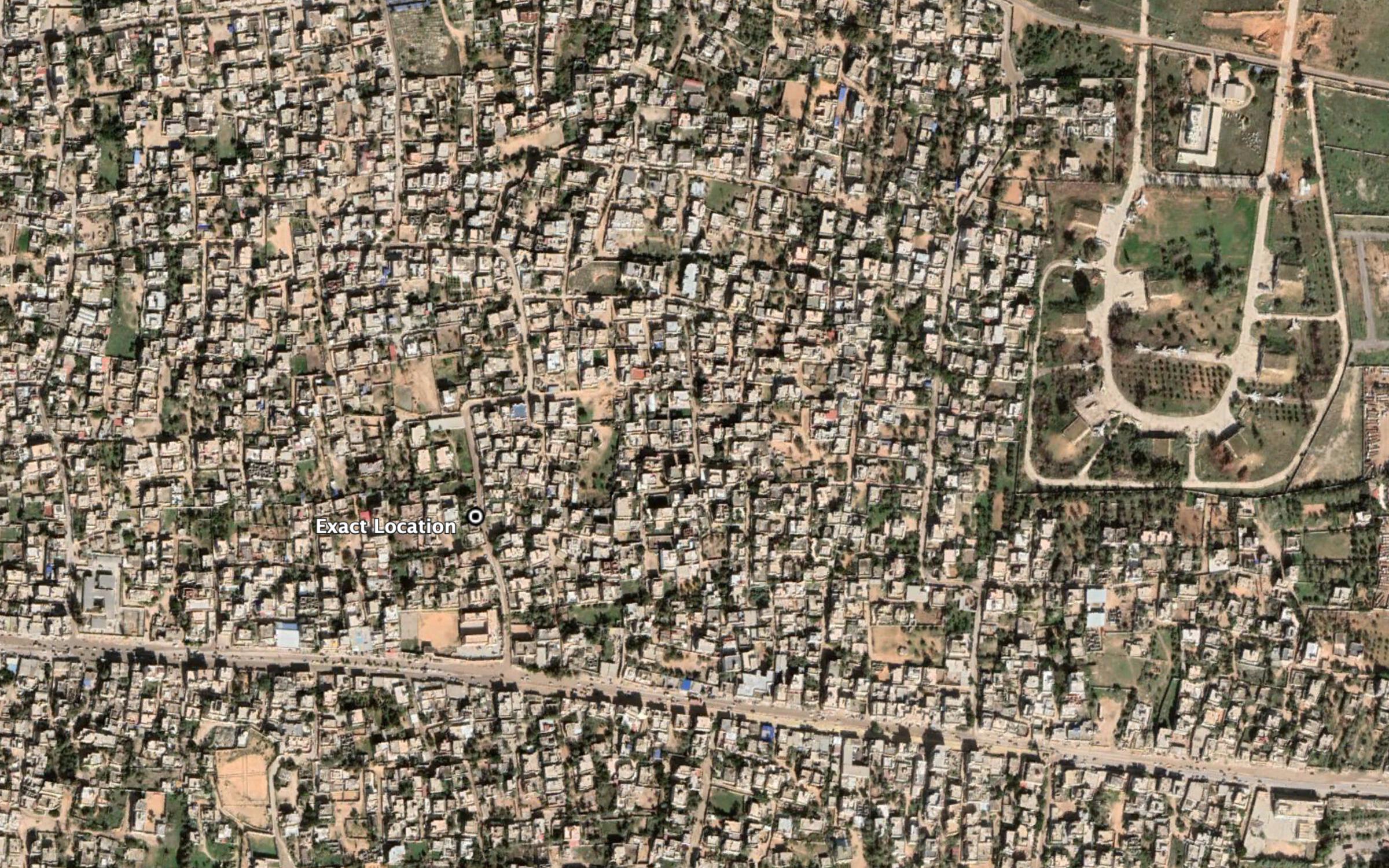 Reports of the incident mention the house of Ali Mukhar Al Gharari (علي مخر الغراري) being struck, within the neighbourhood of Souq Al Juma ( سوق الجمعة ), the exact location of which has been published by Human Rights Watch.