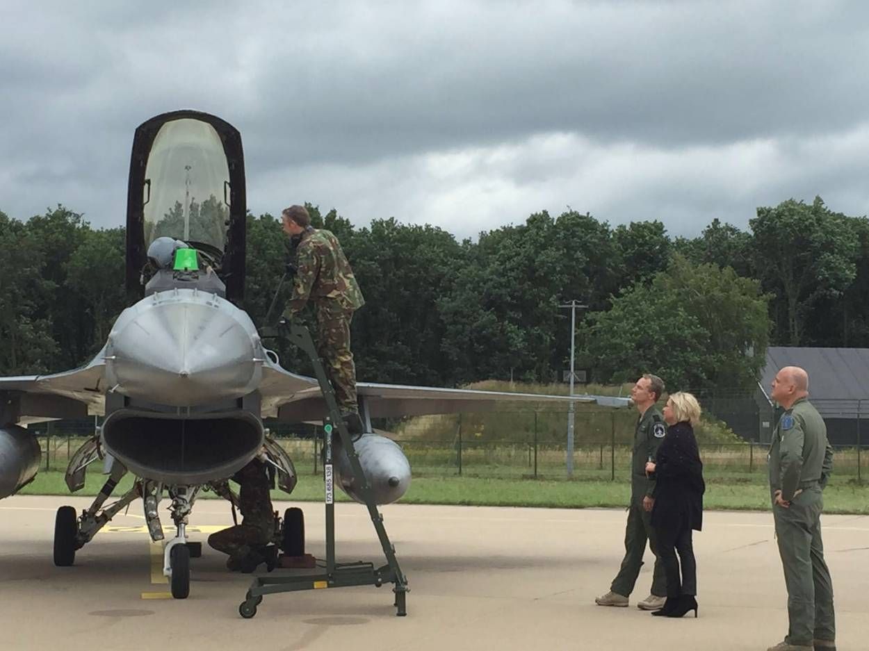 Minister Hennis at the arrival of the F-16s at Volkel Air Base. [Dutch MoD]