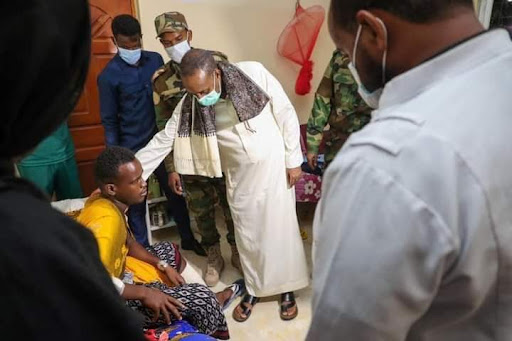 Prime Minister of Somalia visits soldiers wounded in Al Shabaab attack on Awdhiigle and Barire military bases. (Image posted by MM Dhoore via Twitter)