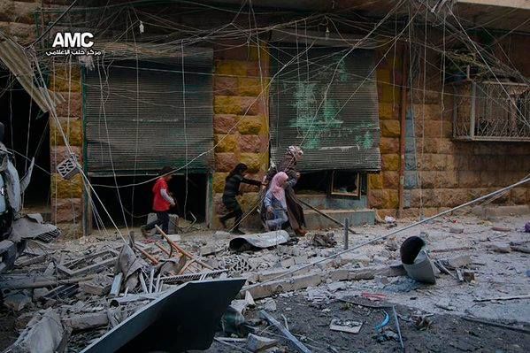 A family from Al Mashhad neighbourhood in Aleppo leaving their home after it was bombed by russian planes (Via SNN)