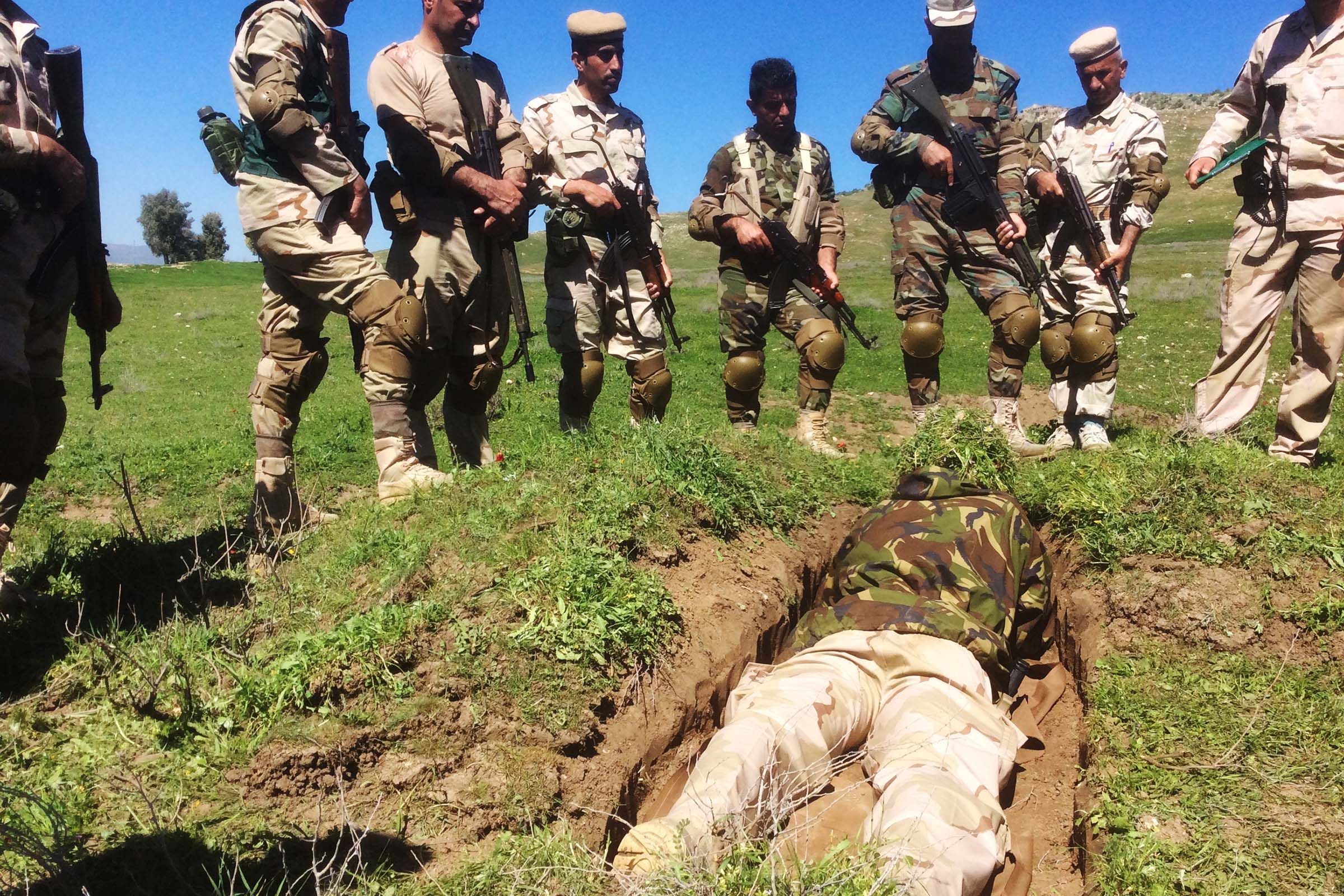 Dutch trainers with Kurdish peshmerga forces, northern Iraq April 2015 (Dutch MoD)