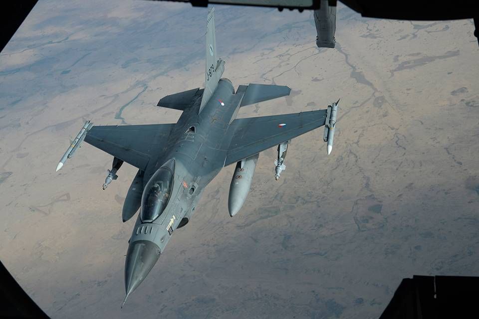 A Netherlands F-16 refuels over the Middle East (Dutch MoD)