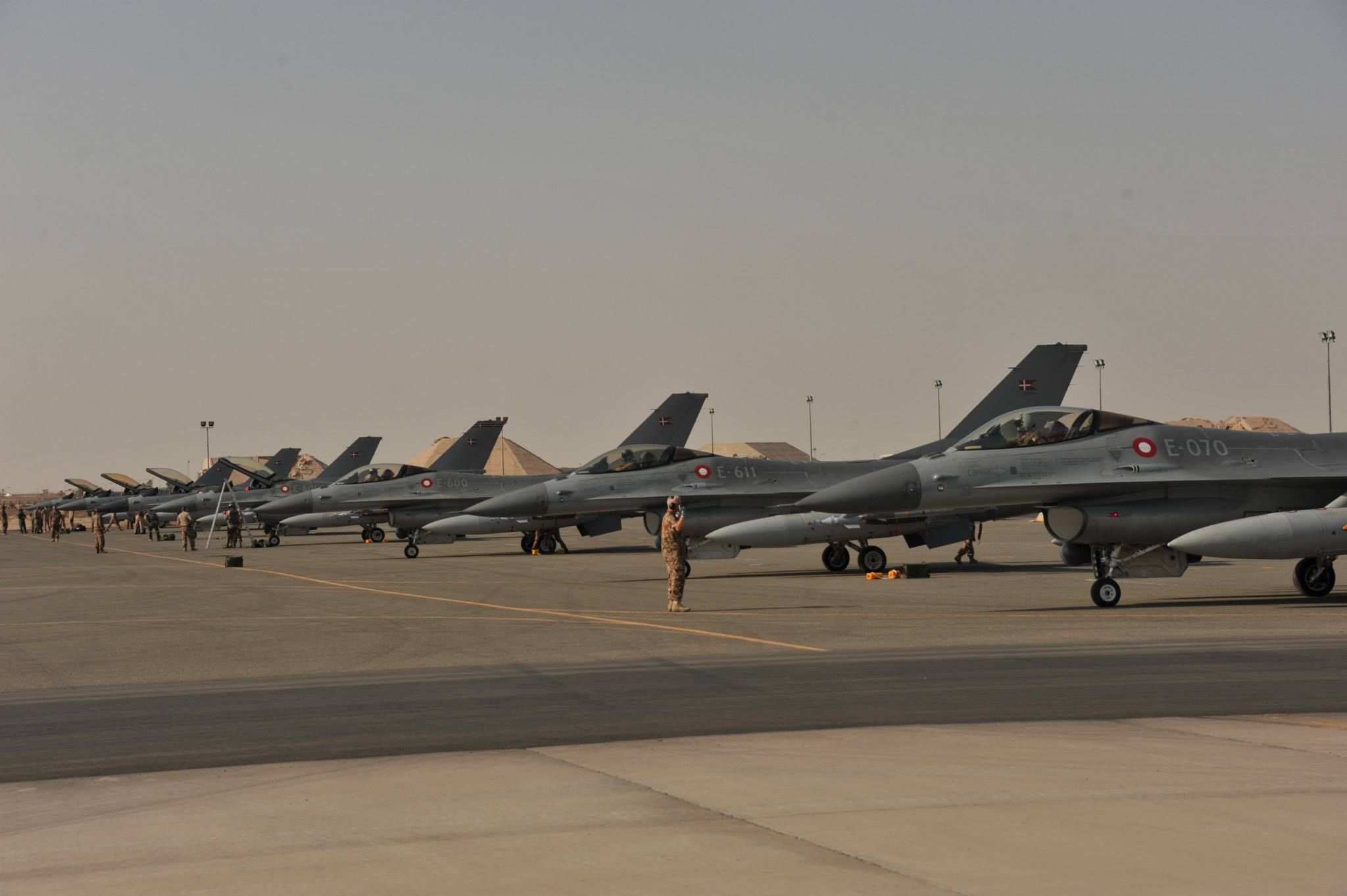 Squadron of Danish F-16s in Kuwait, early October 2014 (Flyvevåbnet/ Ahmad al-Jabar)