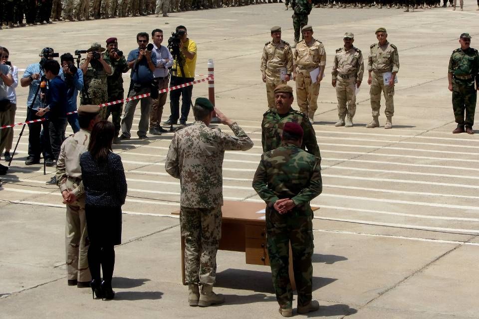 Dutch officials at a peshmerga gradation ceremony in Irbil, May 2015 (Dutch MoD)