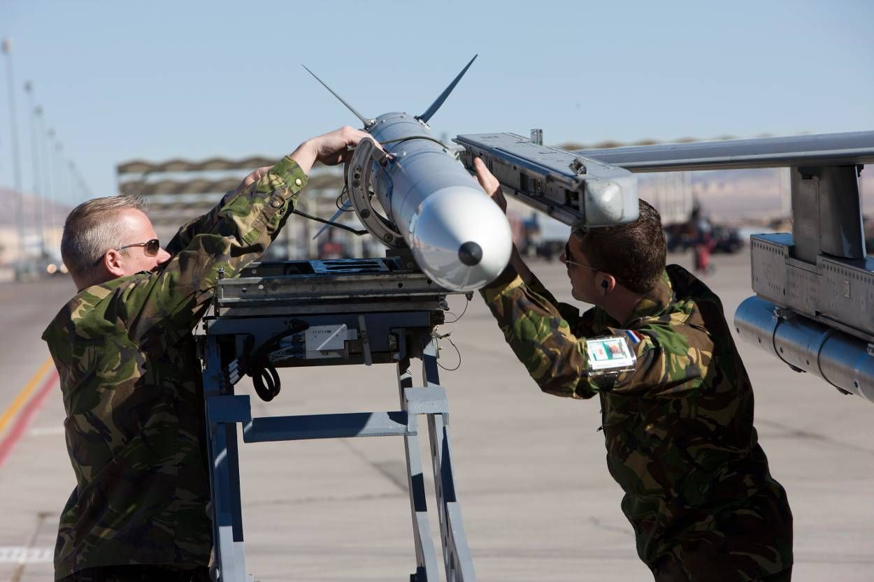 Soldiers attach a rocket to a Dutch F-16. (Dutch MoD)