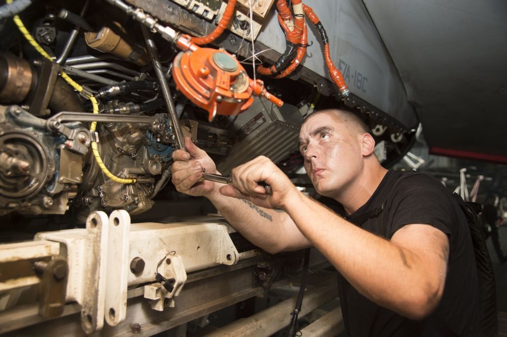 A port engine is removed from an F/A-18C Hornet (US Navy)