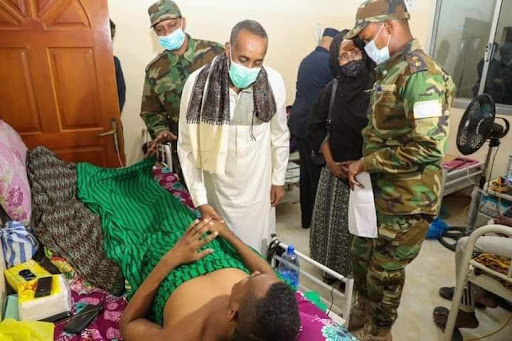 Prime Minister of Somalia visits soldiers wounded in Al Shabaab attack on Awdhiigle and Barire military bases. (Image posted by MM Dhoore via Twitter)
