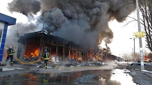 The fire in the market near the Heroiv Pratsi metro station, which arose as a result of shelling of Kharkiv by the Russian army, covered about 3.6 thousand square meters. m. Three people died, there are wounded. "At 4:20 p.m., the fire on the territory of the market was extinguished on an area of 3,600 square meters. As a result of the shelling, 3 people died and 5 people were injured," the State Emergency Service of Ukraine reported.