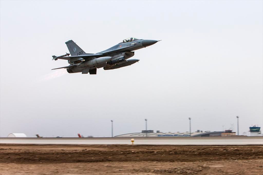 Dutch F-16 heads for Iraq, October 2014 (Dutch MoD)