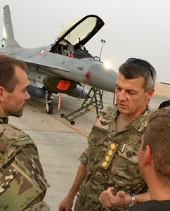 Defence chief General Peter Bartram visiting F-16s in Kuwait, Augusst 2015(Danish MoD)
