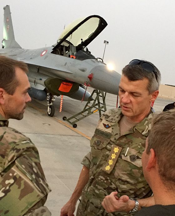 Ddefence chief General Peter Bartram visiting F-16s in Kuwait as he announced the likely end of the Danish mission by October 1st (Danish MoD)