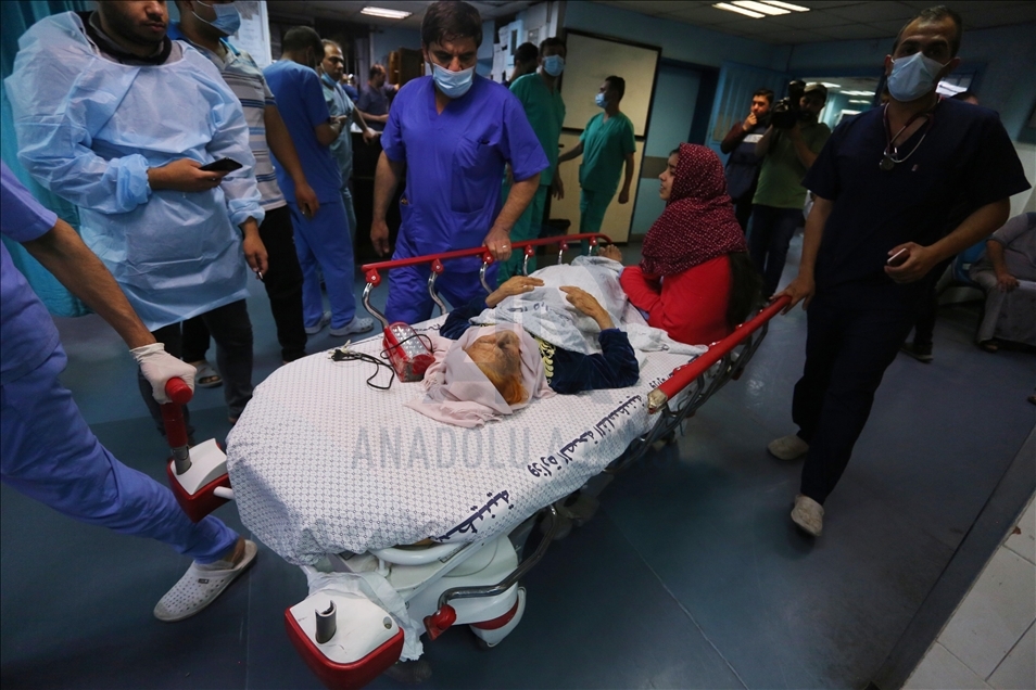 Gazans injured in Israeli attack carried out to home of Palestinian Abu Khatab Familiy living in Al-Shati Camp in Gaza Strip, receive treatment at Shifa Hospital on May 15, 2021 (Image posted by Anadolu Agency)