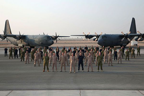 Air Mobility Task Group members group photo at Australia's main logistics base, Middle East Region. (Aus MoD)