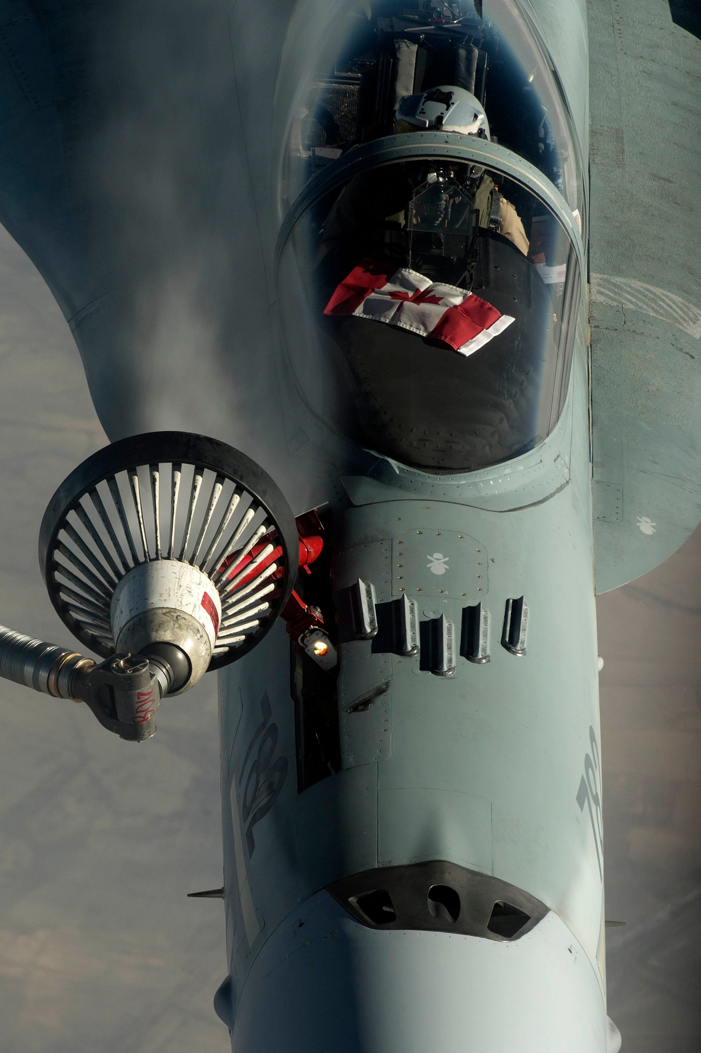 A Canadian F-18 refuels from a US air tanker December 4th 2015 (USAF/ Tech. Sgt. Nathan Lipscomb)