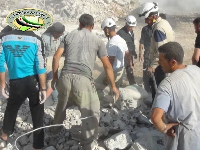 Locals and White Helmets at the secene of a reported Russian strike on Ihsem, shortly before the aircraft returned (via SOHR)