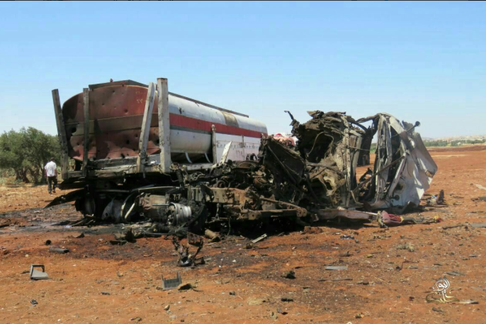 A destroyed oil truck, allegedly struck by Russian warplanes (Tweet by @Hasan_khaleil) [Page no longer available - accessed via Airwars archive]