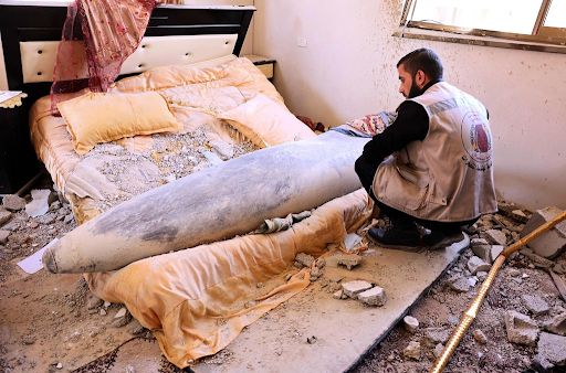 Crews work to remove the unexploded Israeli missile that landed in the home of Muhammad and Munis Muhareb east of Ma’an area on May 20, 2021. (Image posted by @PalinfoAr)